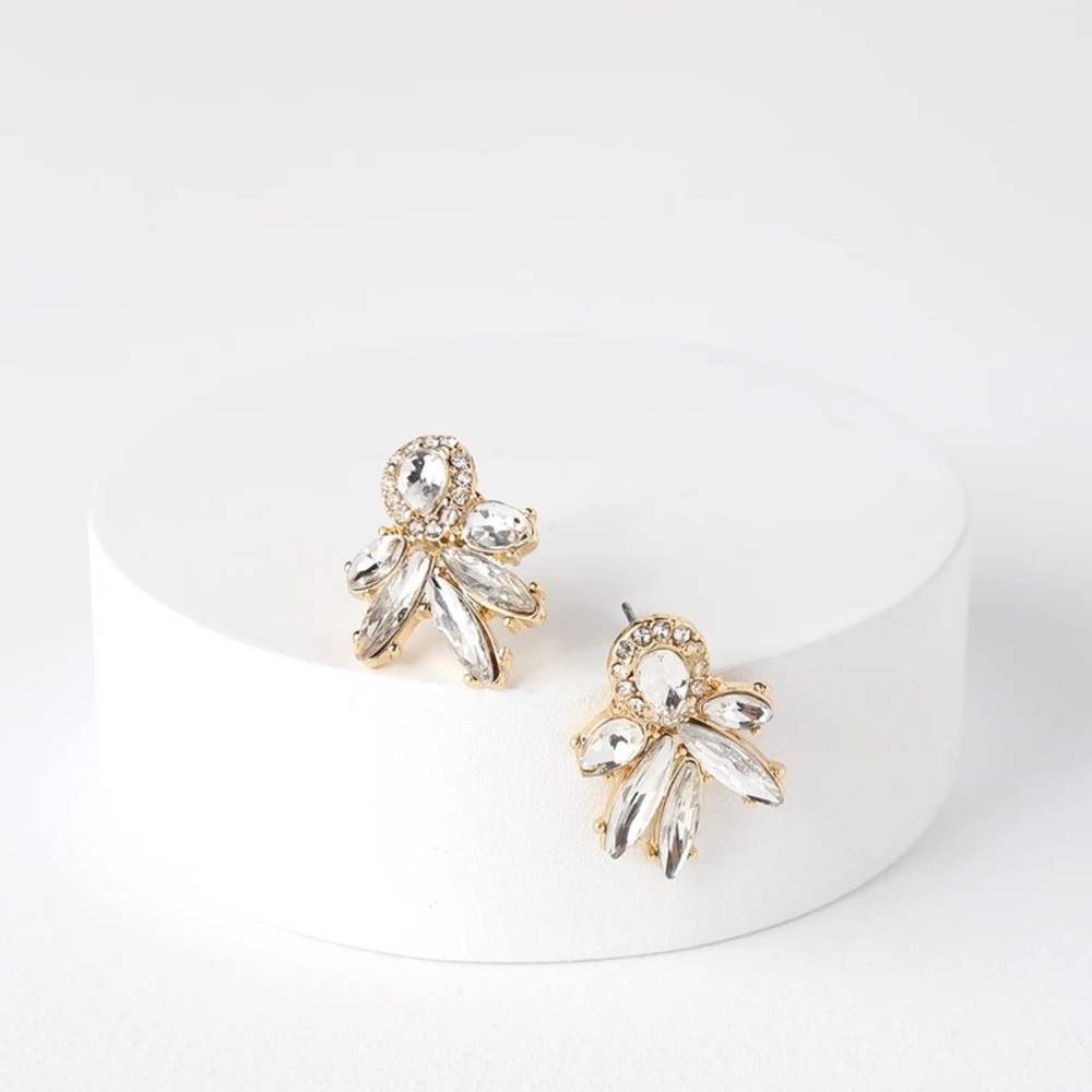 NWT Lulus crystal stud earrings in gold